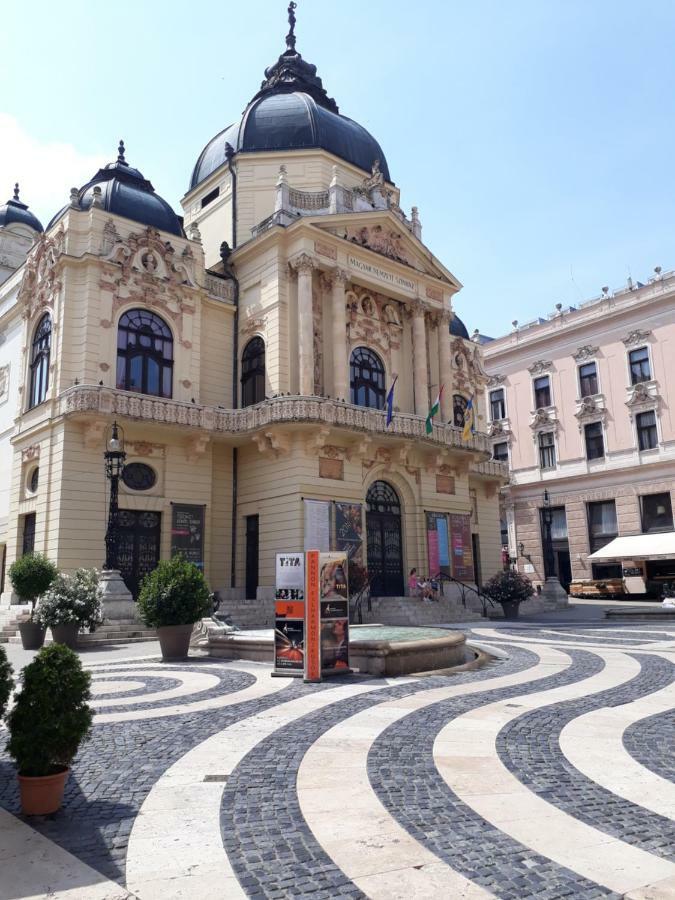 Sunny City Center Pécs Buitenkant foto